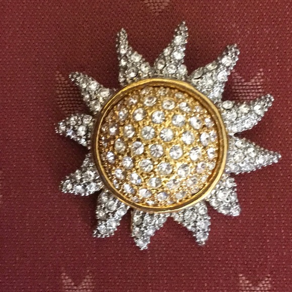 Jewelry - Clear CZ Sunburst dressy pin.